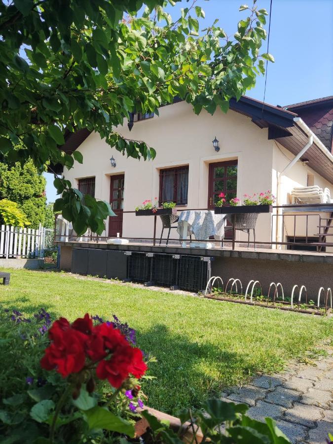 Feszek Apartmanhaz Вонярцвашхедь Экстерьер фото