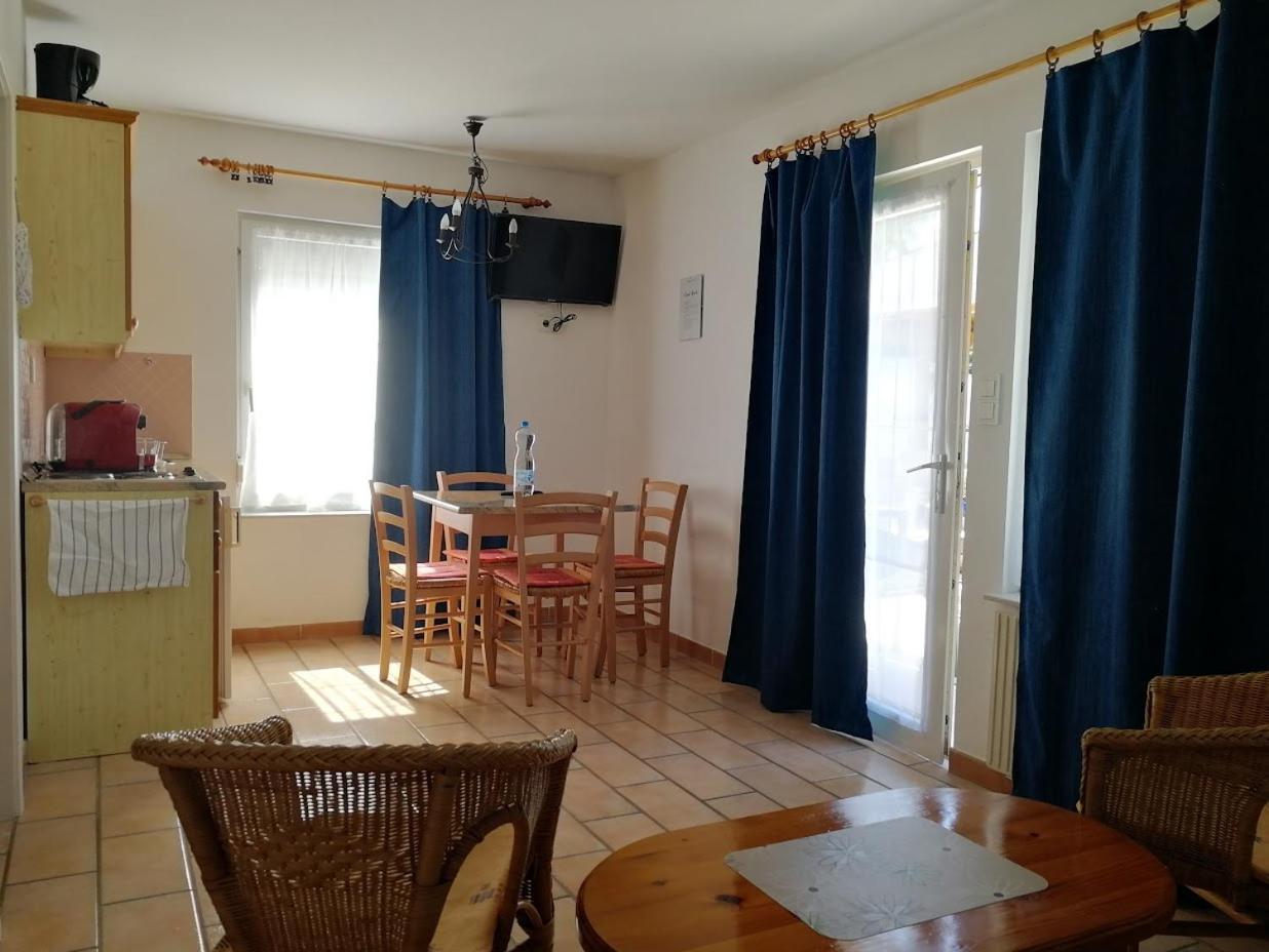 Feszek Apartmanhaz Вонярцвашхедь Экстерьер фото