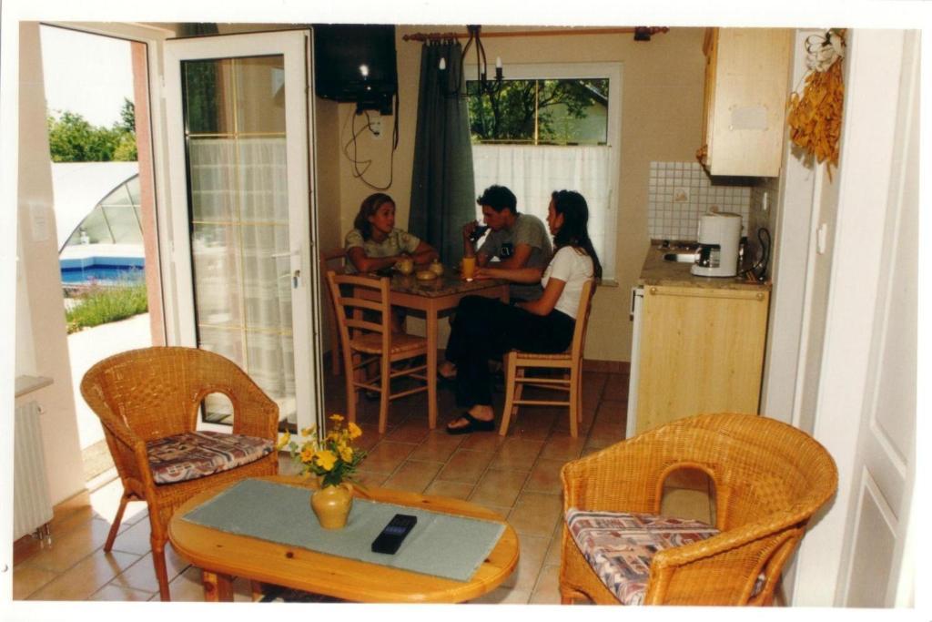 Feszek Apartmanhaz Вонярцвашхедь Экстерьер фото