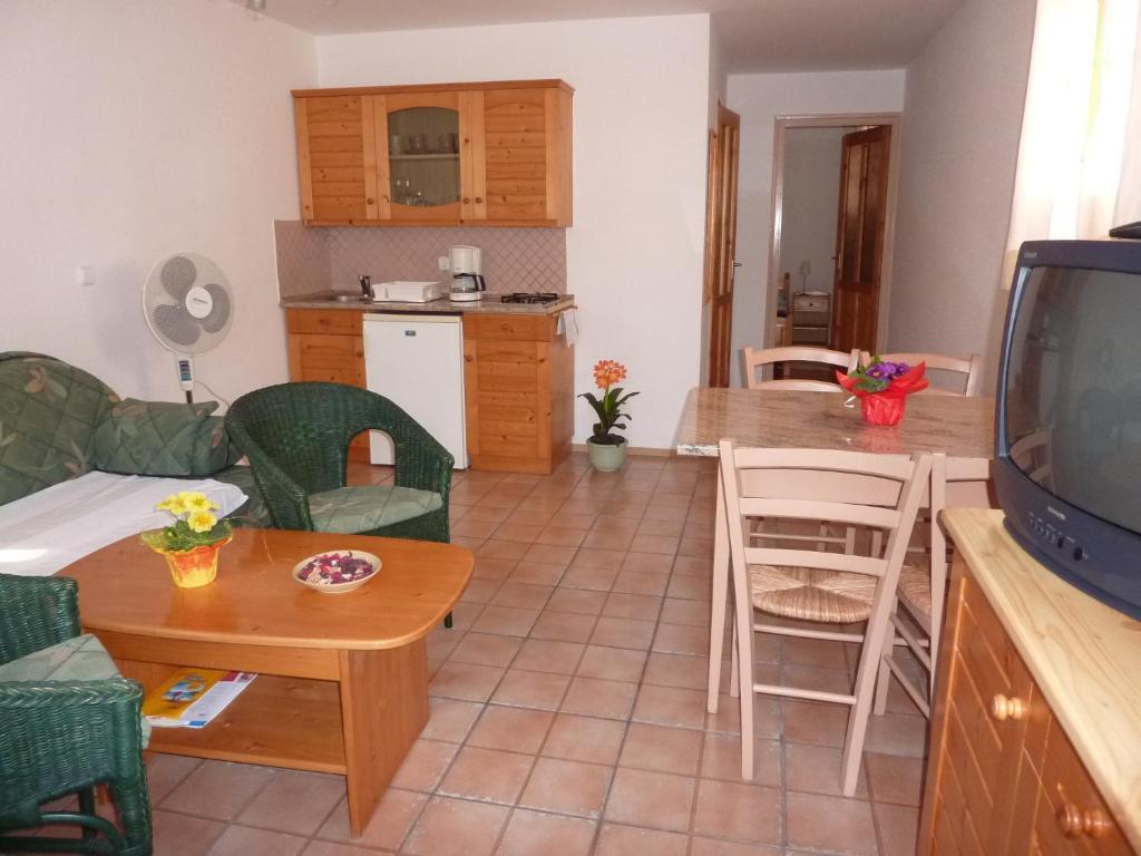 Feszek Apartmanhaz Вонярцвашхедь Экстерьер фото